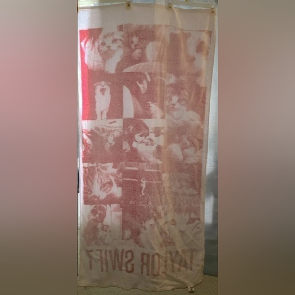 New *RARE* Limited Edition Taylor Swift White Meredith Cat Beach Towel - Picture 2 of 2